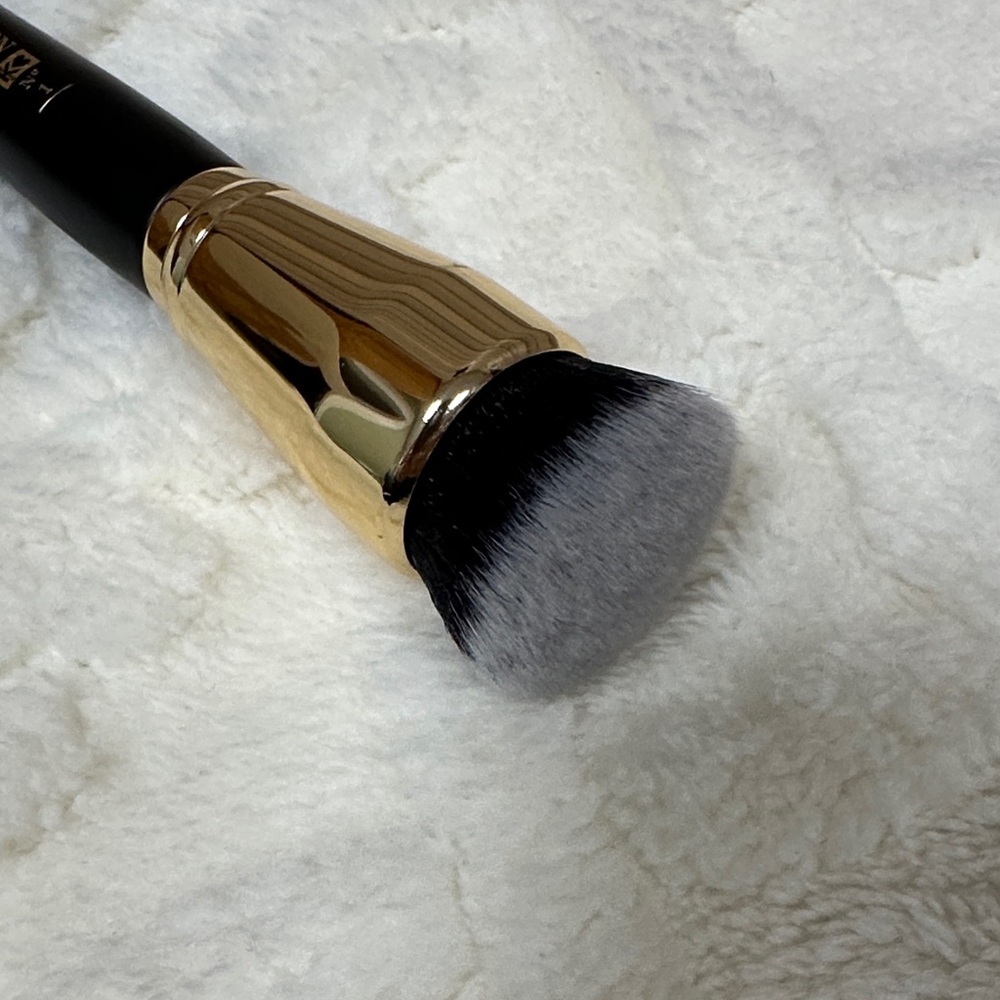 Belle by Kim Gravel Black Handle & Gold Ferrule Kabuki Brush - Picture 3 of 4